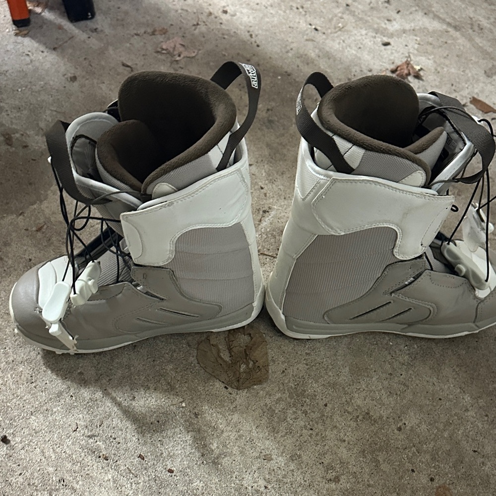 Salomon Women's Snowboard Boots in Light Gray White Black Laces LN snow board - Picture 2 of 7